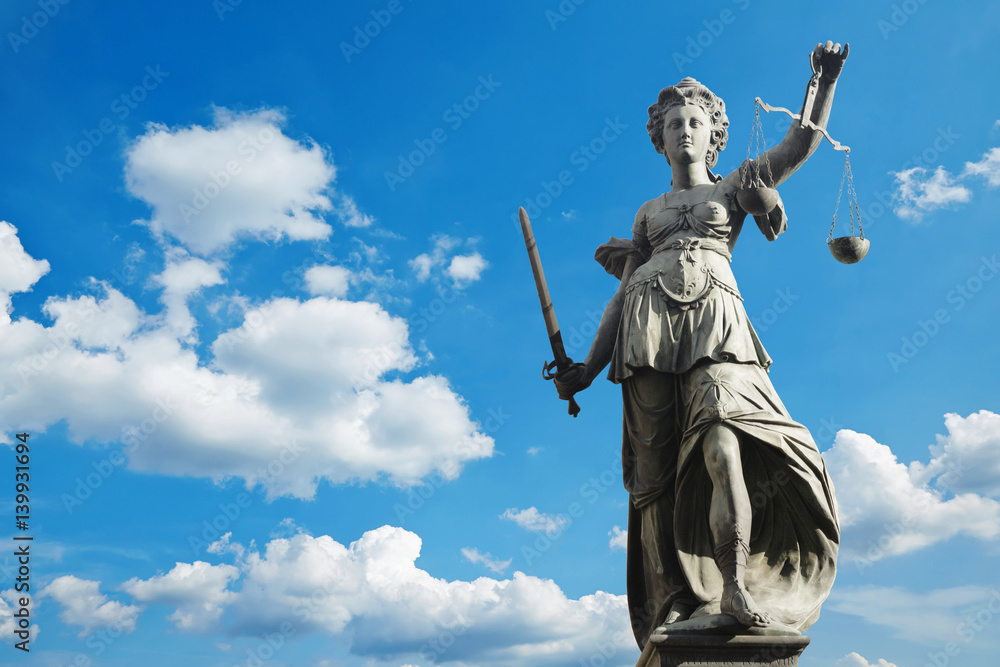 Justitia Symbol für Gerechtigkeit vor Himmel mit Wolken - obrazy, fototapety, plakaty 