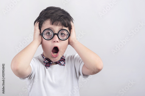 Tableau sur toile niño sorprendido con gafas