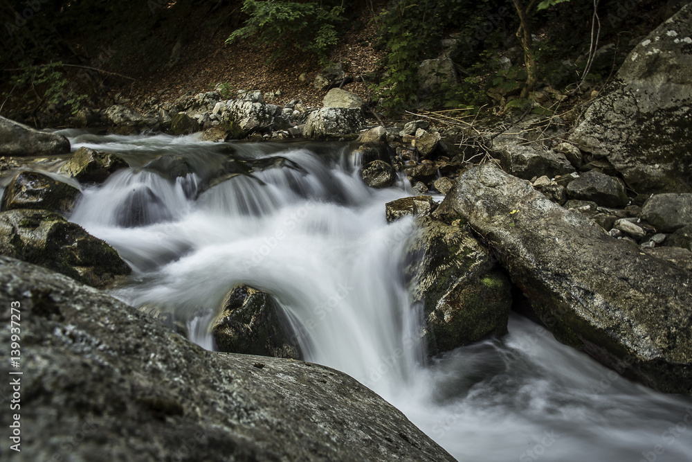 Naklejka premium Wild mountain river flowing through rocks