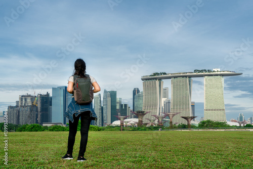 Canvas Print Asian woman traveler in Singapore looking at city view with backpack