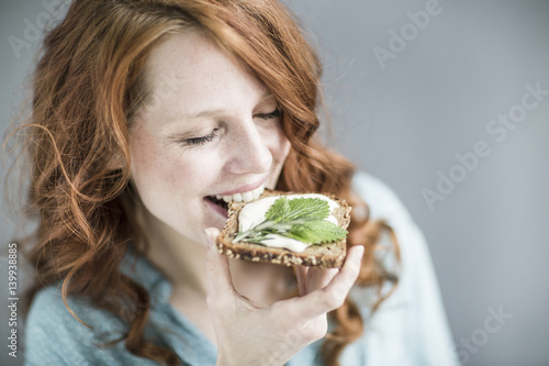 Frau beim Essen photo