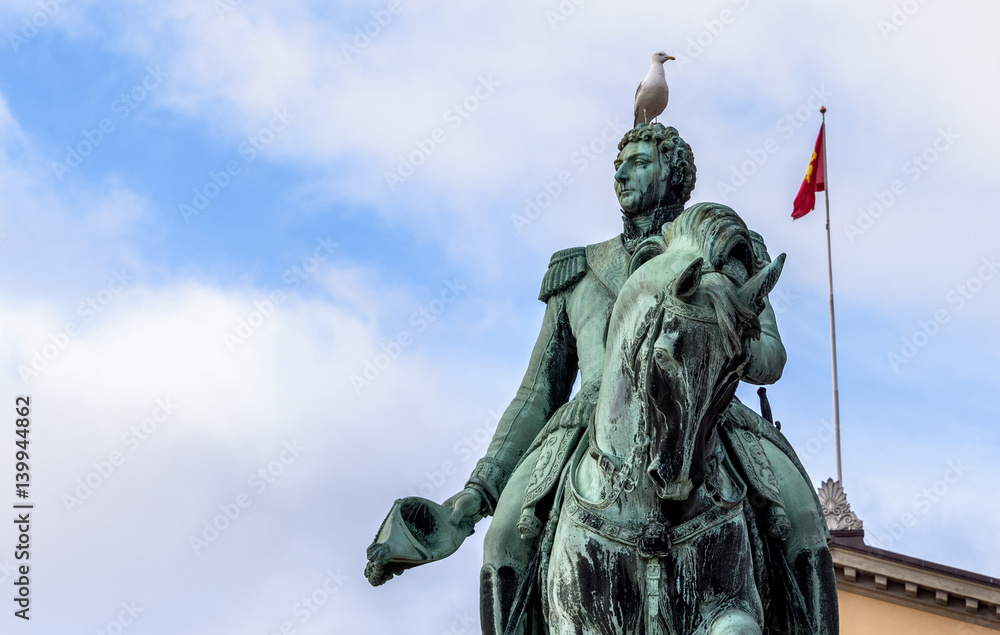 Bird on statue, Oslo