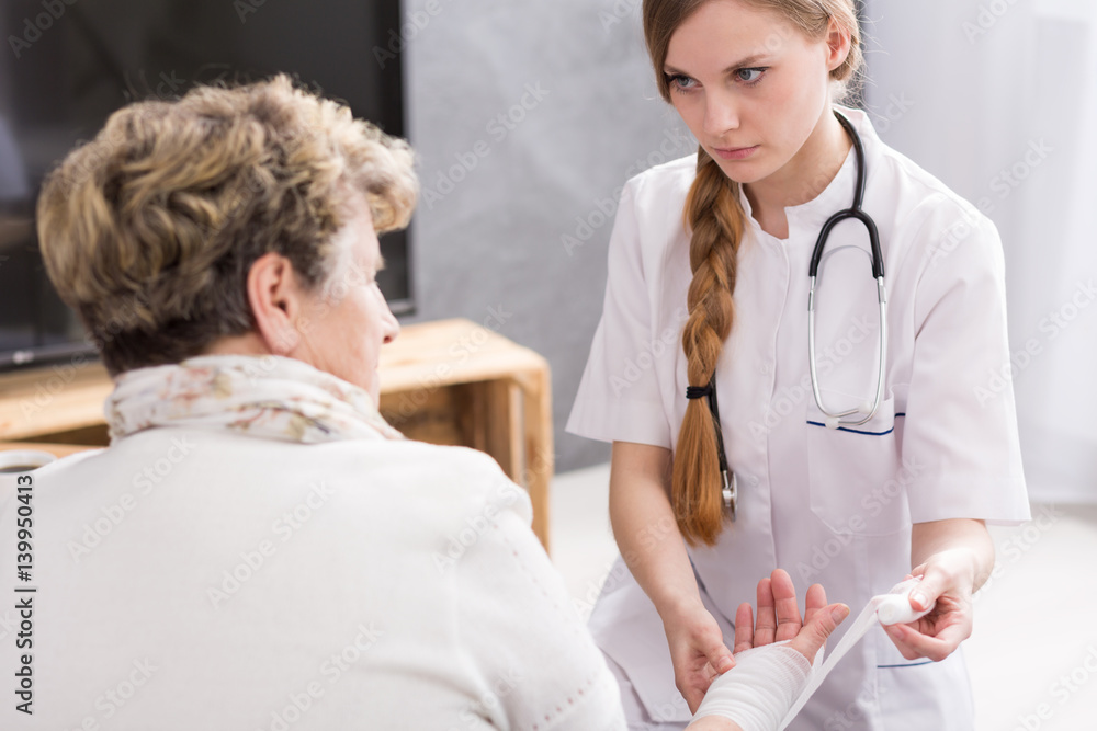 Obraz premium Doctor changing medical dressing