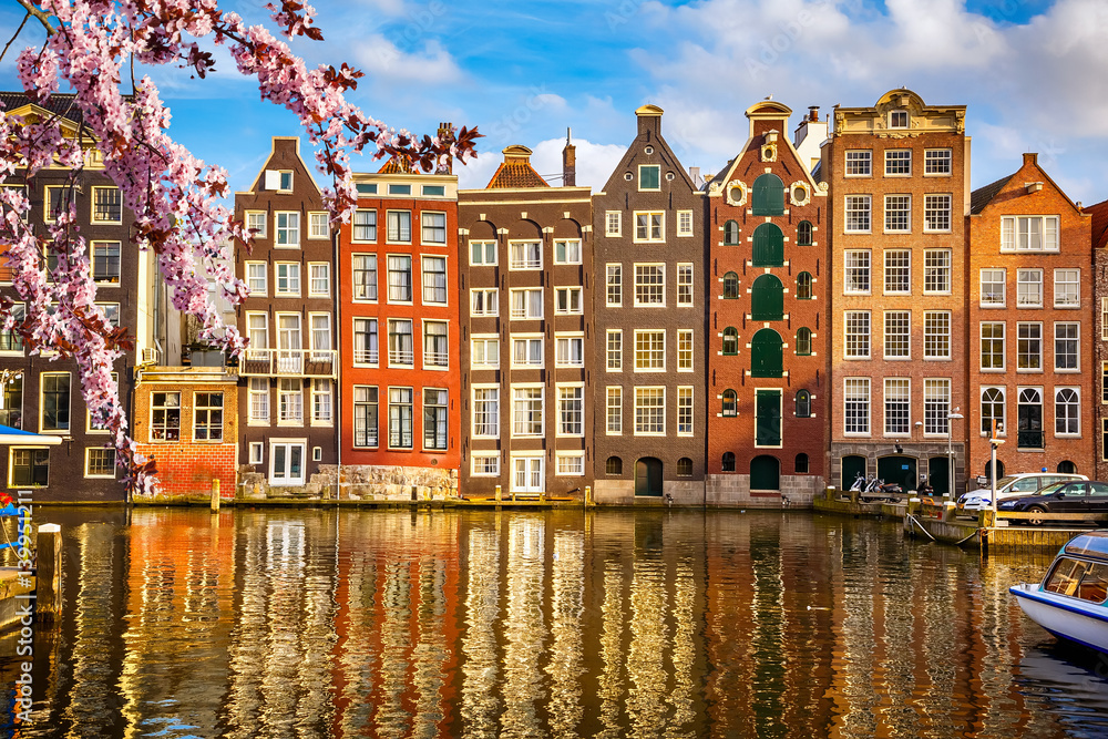 Fototapeta premium Tradycyjne stare budynki w Amsterdamie na wiosnę, w Holandii