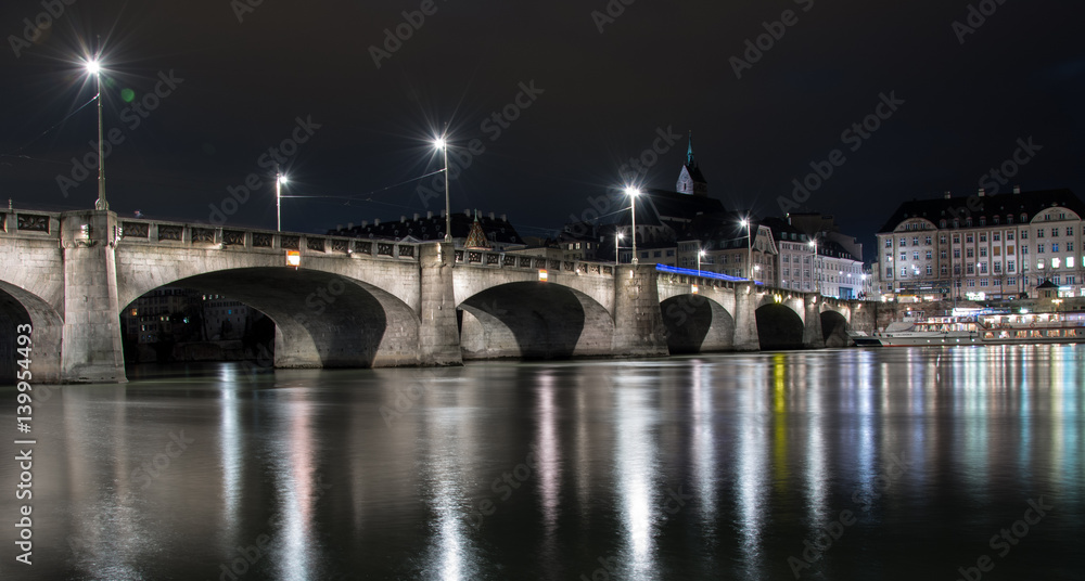 Brücke am Rhein in der Stadt Basel in der Schweiz bei Nacht Langzeitbelichtung