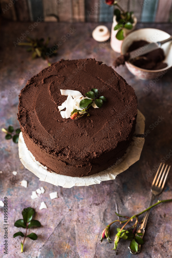 torta vegana al cocco ricoperta con strato di cioccolato fondente torta vegana al cocco ricoperta con strato di cioccolato fondente