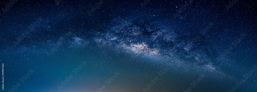 Fototapeta premium Krajobraz z galaktyką Drogi Mlecznej. Nocne niebo z gwiazdami.