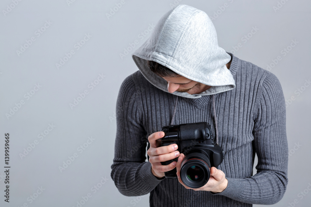 Obraz premium successful professional photographer use DSLR digital camera on