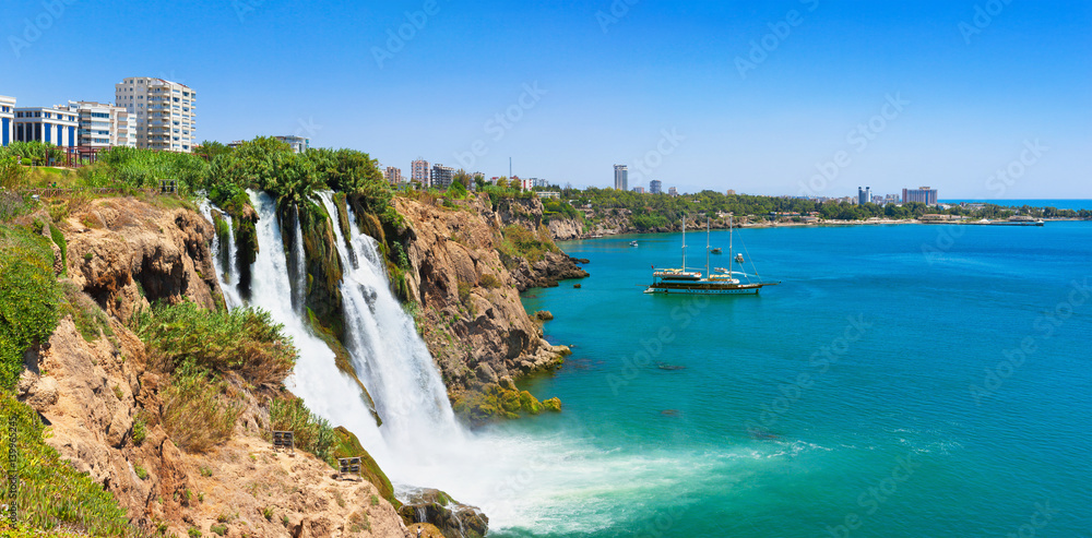 Naklejka premium Wodospad Lower Duden (wodospad Karpuzkaldıran). Lara, Antalya, Turcja