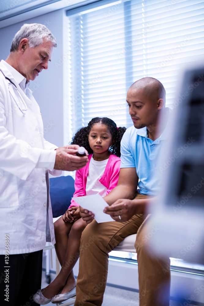 Obraz premium Doctor prescribing medicine to patient
