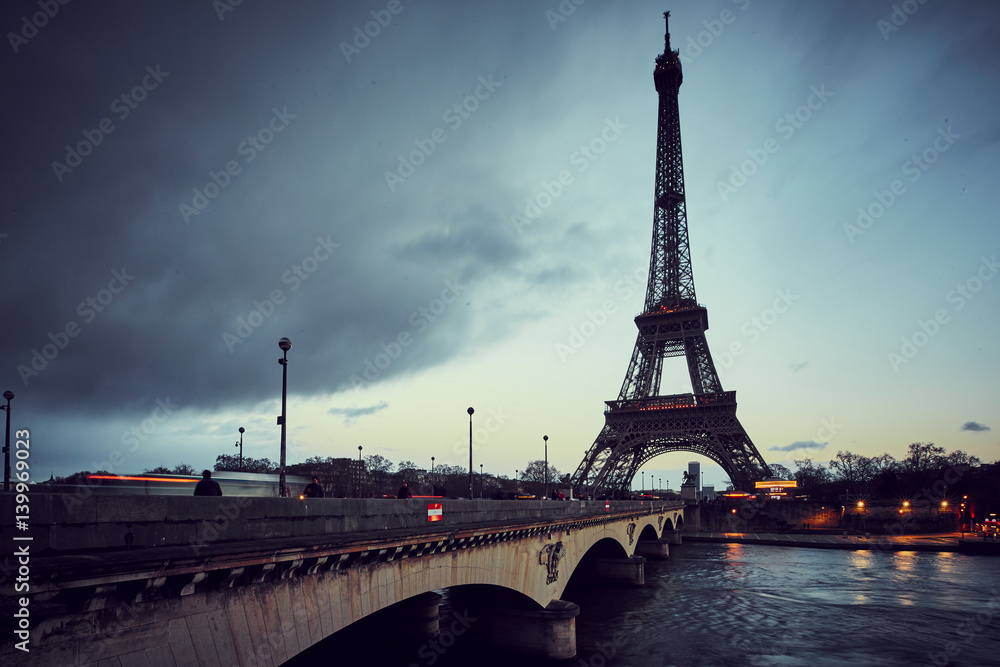 Tour Eiffel dal ponte con nuvole minacciose