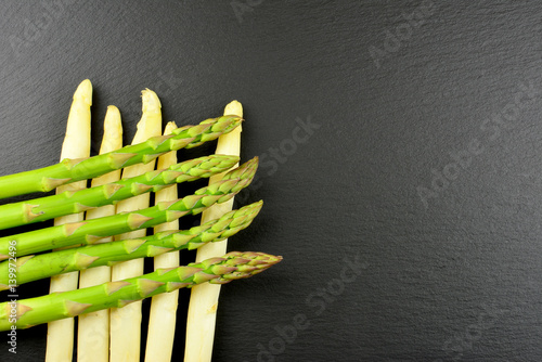 Spargelkarte - Grüner und weißer Spargel auf einer Schieferplatte mit Textfreiraum