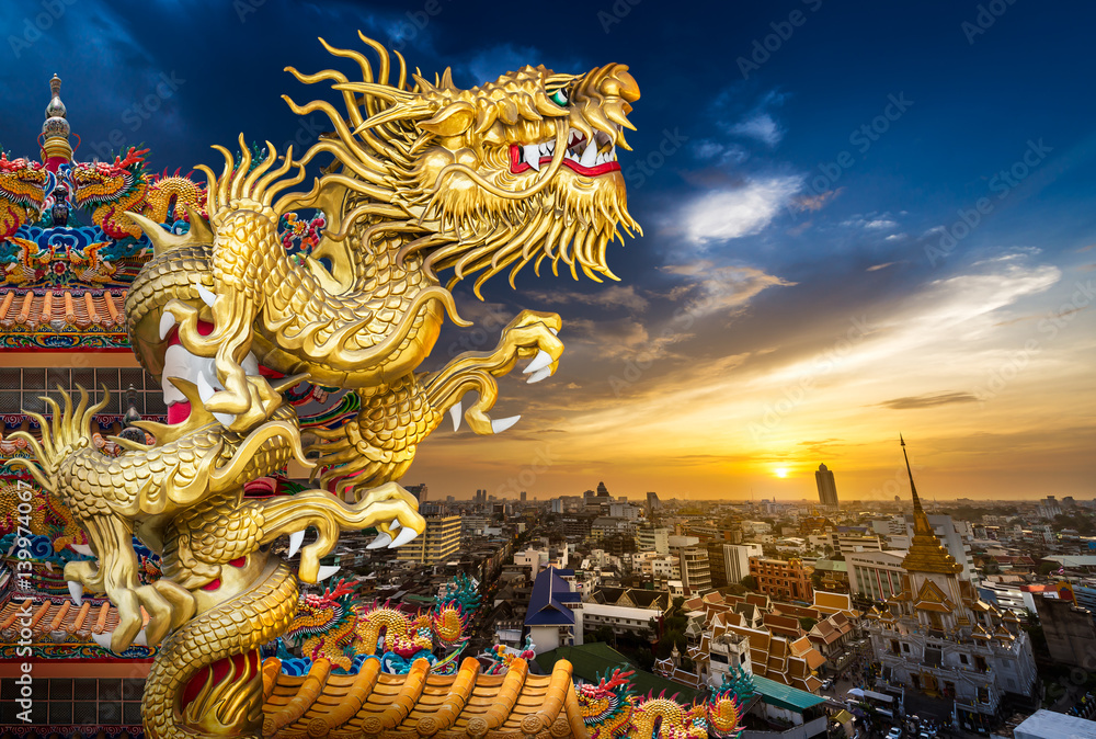 Fototapeta premium Golden dragon statue
