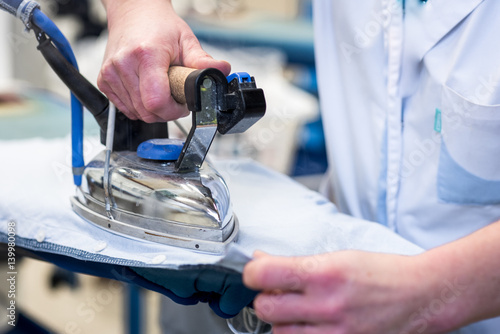 Fer à repasser dans blanchisserie