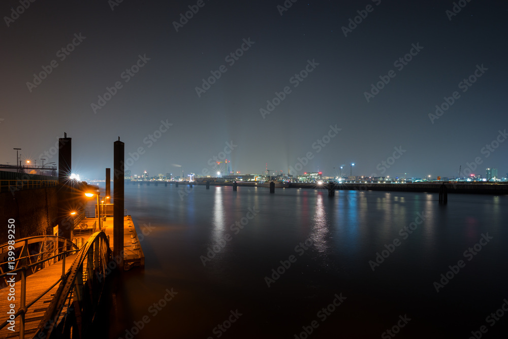 Hafenpanorama von Hamburg bei Nacht