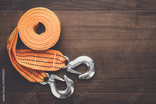 Fotografie orange towing rope on the wooden table