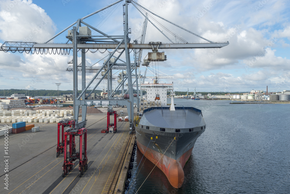 Containerschiff in Aarhus, Dänemark Containerschiff in Aarhus, Dänemark