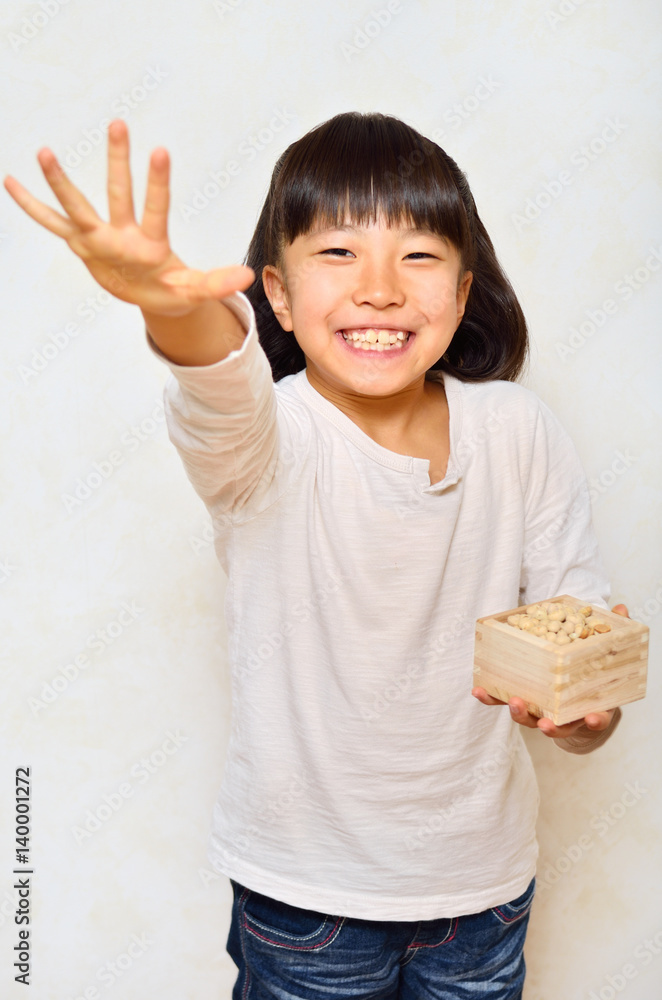 節分を楽しむ女の子 節分を楽しむ女の子