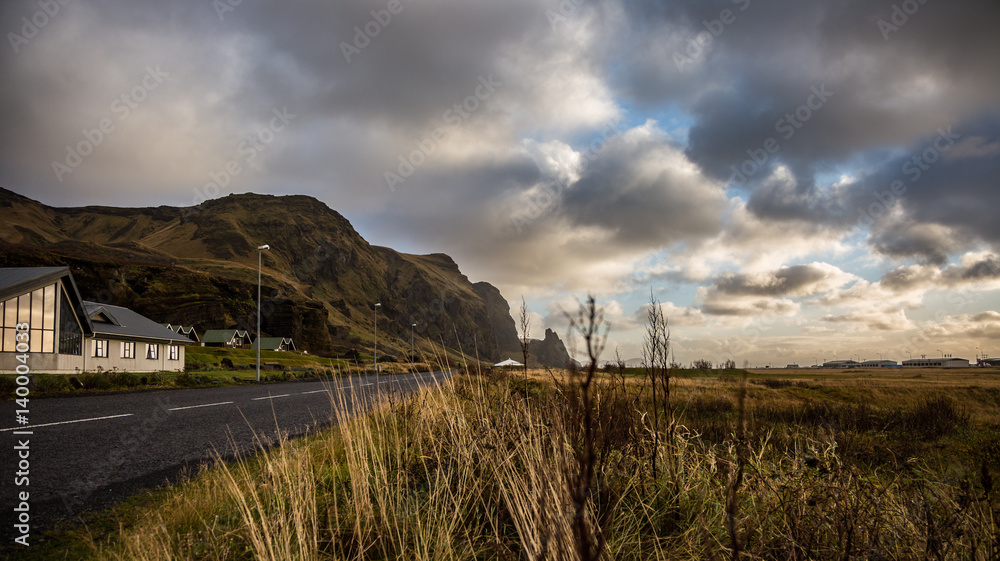 Häuser und Landschaft in Island
