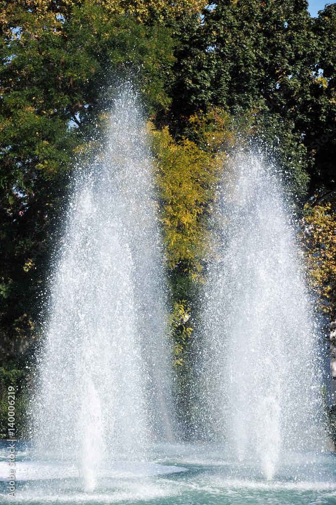 Naklejka premium Beautiful fountain in park