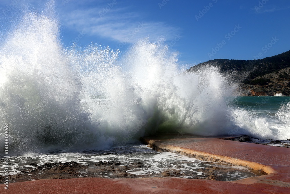 Obraz premium Wildes Mittelmeer in Bucht vor Camp del Mar, Andratx Mallorca