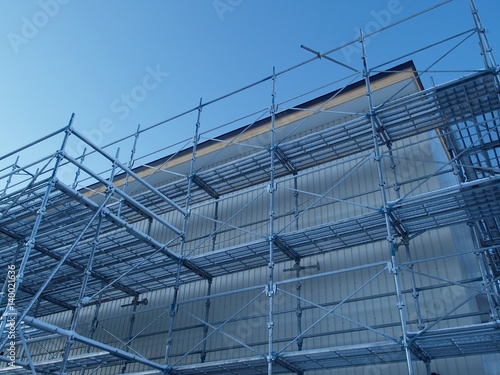 建築途中の倉庫と足場