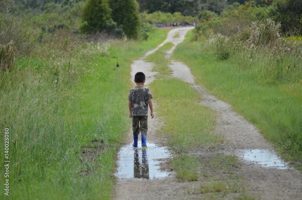 Obraz premium walking boy