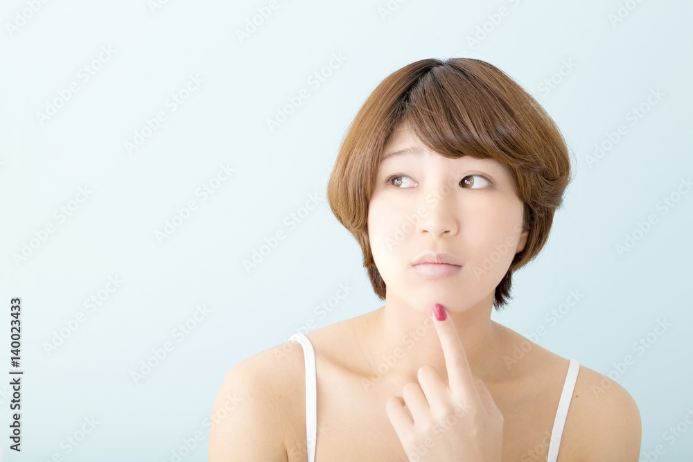 ビューティ 感情 汎用 若い女性 考える 悩む キャミソール ネール ブルーバック ビューティ 感情 汎用 若い女性 考える 悩む キャミソール ネール ブルーバック