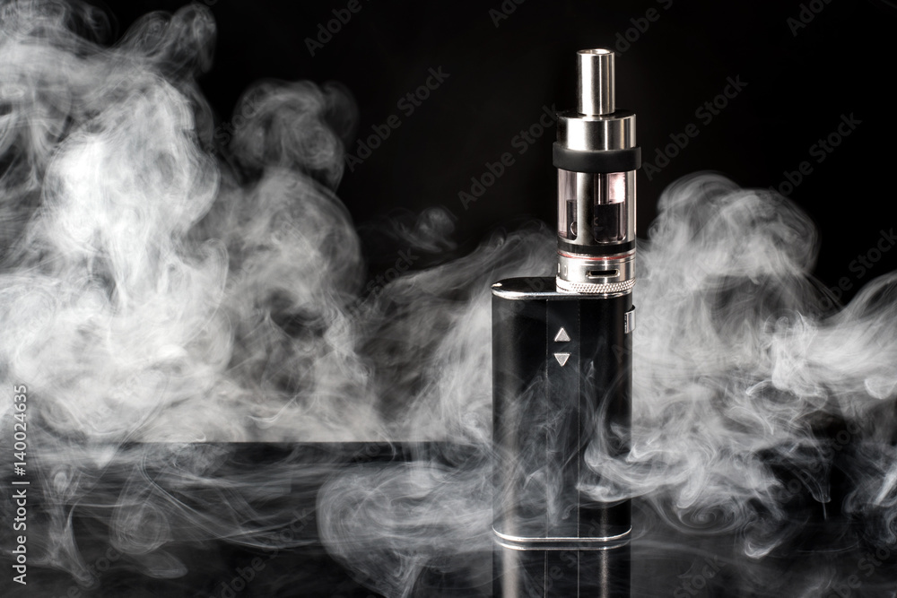 E-Zigarette mit Dampf schwarzer Hintergrund - obrazy, fototapety, plakaty 