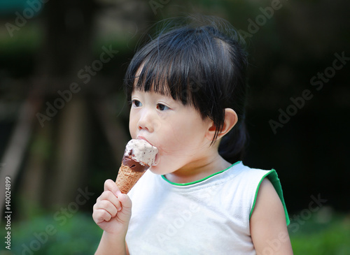 Photography Adorable Little girl eating ice cream