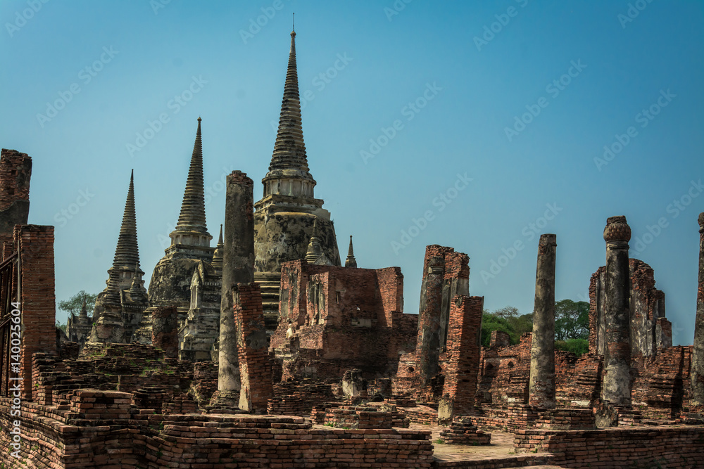 Obraz premium AYUTTHAYA, THAILAND Ruins and Antiques at the Ayutthaya Historical Park