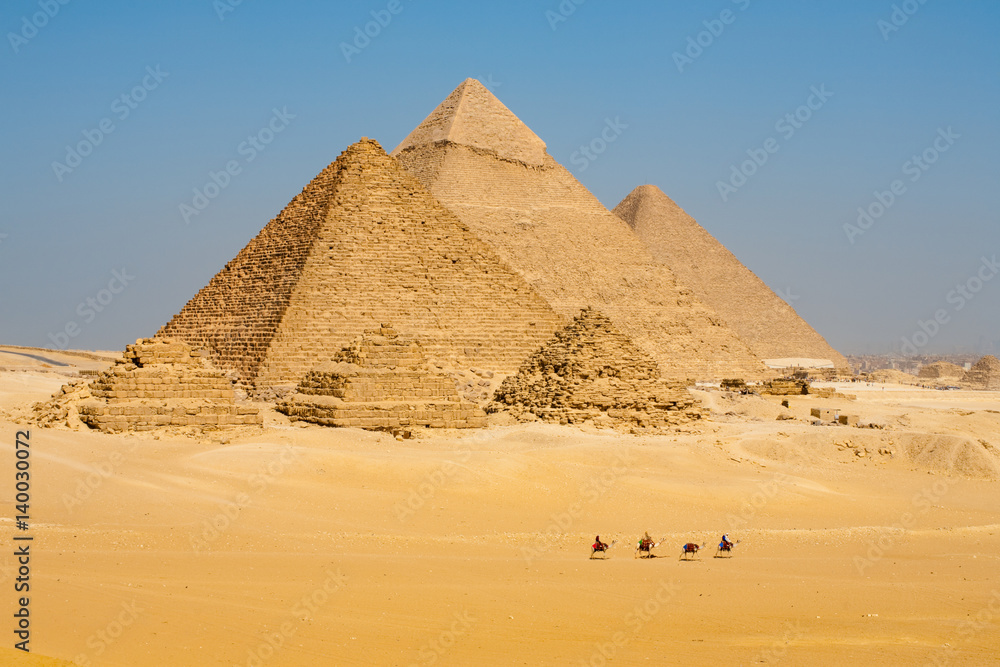 Row of Camels Walking at Great Egyptian Pyramids in Giza, Egypt - obrazy, fototapety, plakaty 