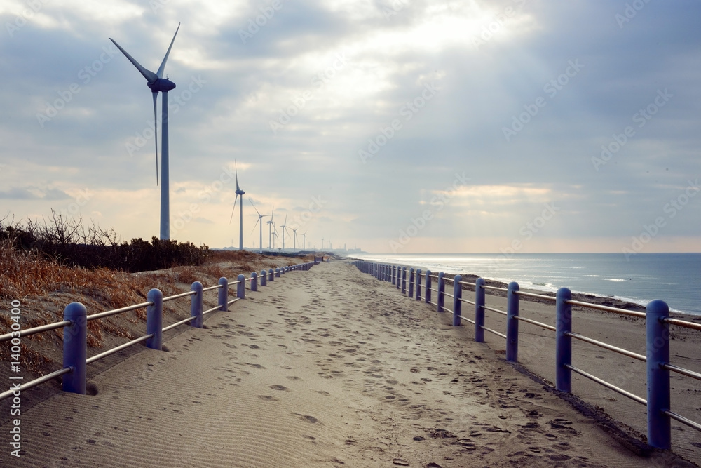 海岸の遊歩道、風力発電機