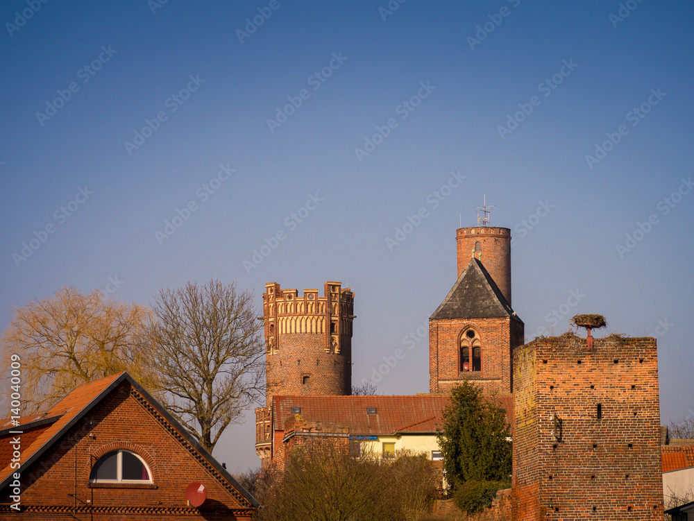 Türme in Tangermünde und Storchennest, Sachsen Anhalt in Deutschland Türme in Tangermünde und Storchennest, Sachsen Anhalt in Deutschland