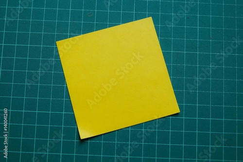 post it note with green  wall