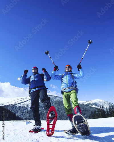 Foto Winter hiking in the mountains on snowshoes with a backpack and tent