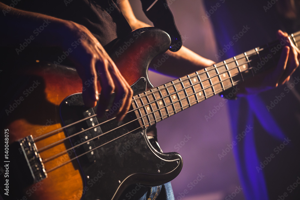 Naklejka premium Zbliżenie zdjęcie gitarzysty basowego