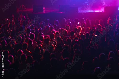 Photo The crowd during a performance dj in a nightclub