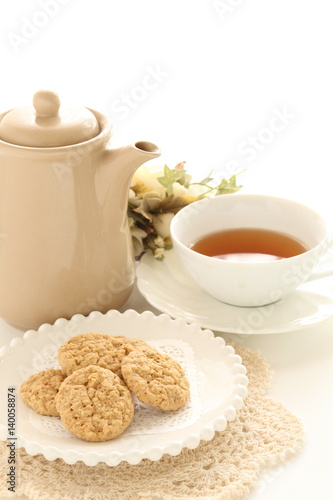 oat cookie and tea