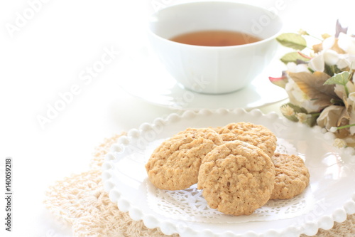 oat cookie and tea