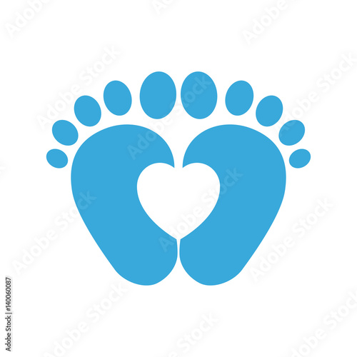 Icono plano pies de bebé azul con corazón en fondo blanco