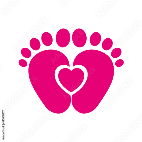 Icono plano pies de bebé con corazón rosa en fondo blanco