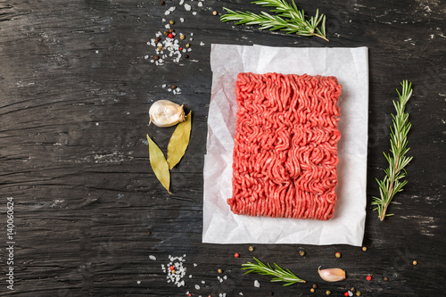 Fotografia Minced meat  with seasoning and fresh rosemary