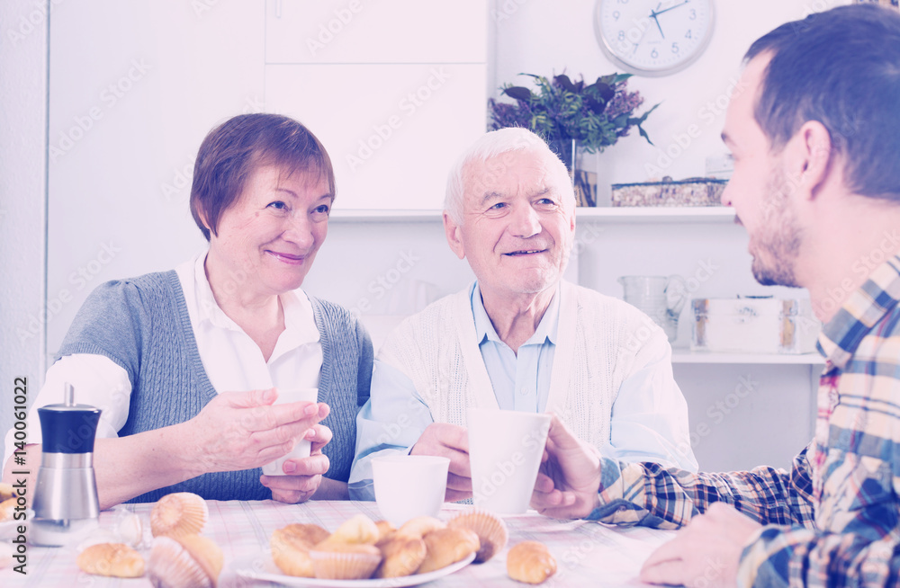 Obraz premium Grandparents and grandson breakfast