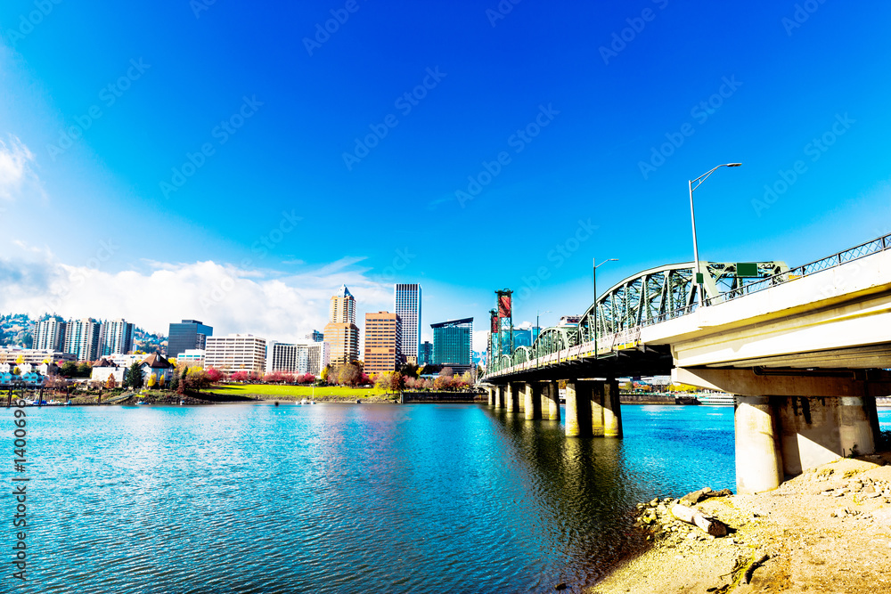 Obraz premium steel bridge and modern buildings in portland