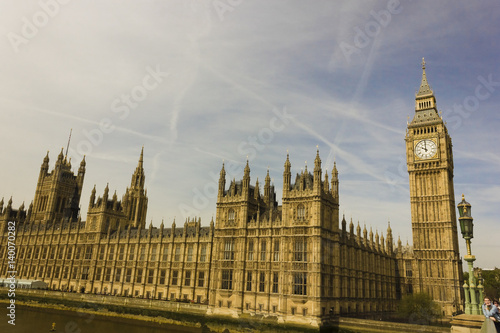 Photo Grand view of the Palace of Westminster including the iconic Gothic Revival cloc