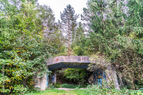 Von Natur überwucherter Bunker aus dem Zweiten Weltkrieg in Geretsried Bayern