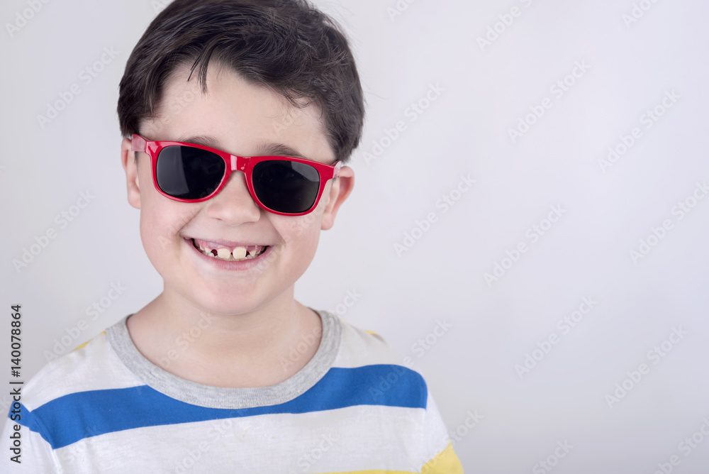 niño sonriente con gafas de sol niño sonriente con gafas de sol