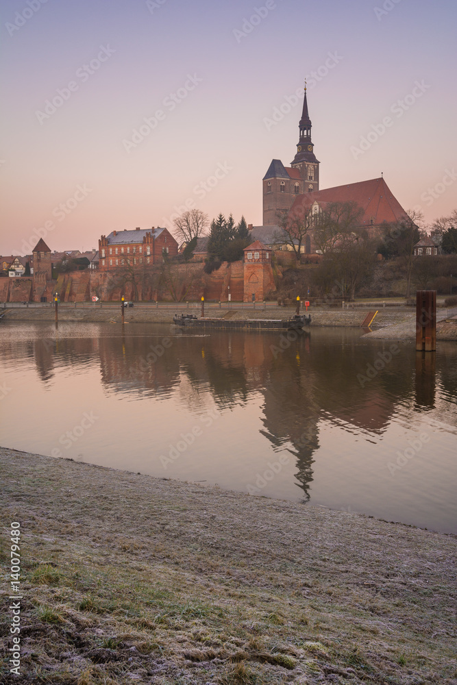 Fototapeta premium Morgendämmerung über Kirche St Stephan in Tngermünde, Sachsen Anhalt in Deutschland