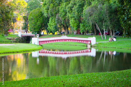 Ponte sobre o lago